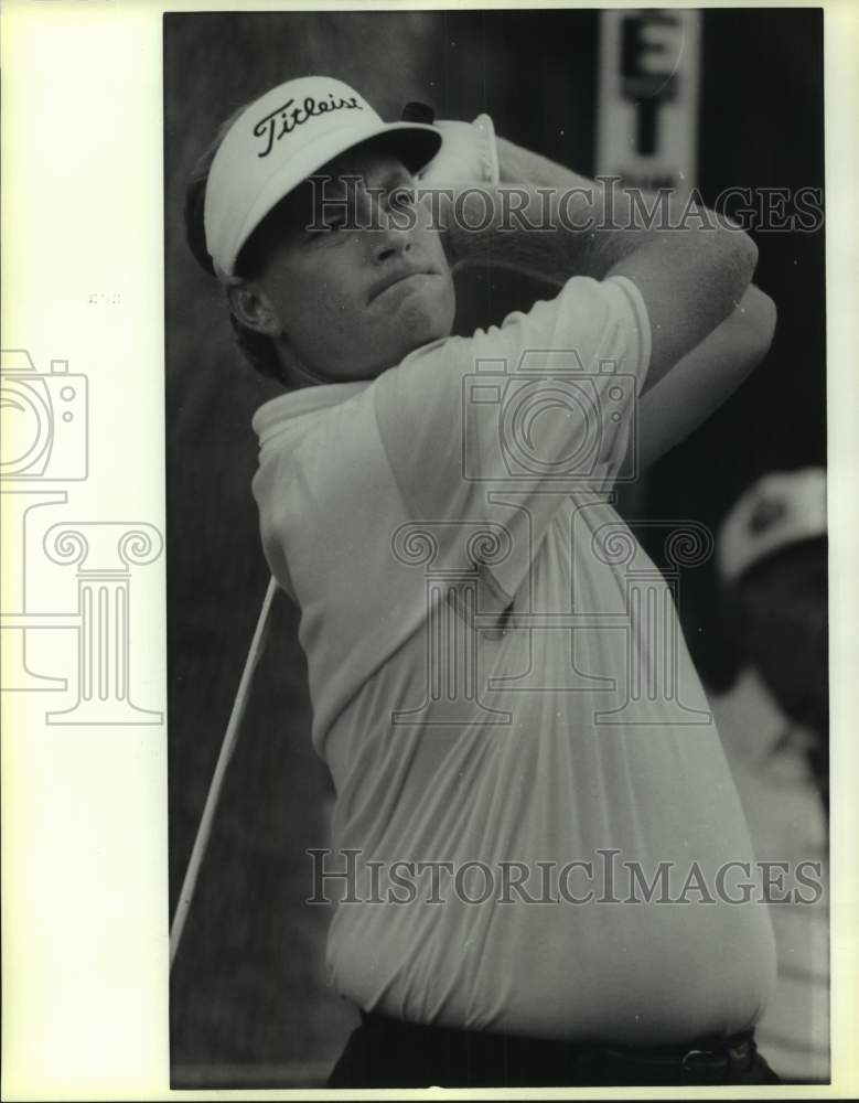 1989 Press Photo Golfer Mark Wiebe Tees Off at Oak Hills During Texas Open- Historic Images