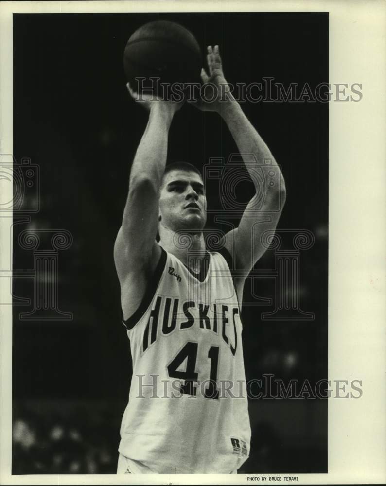 Press Photo University of Washington Basketball Player Phil Zevenberger Shoots- Historic Images