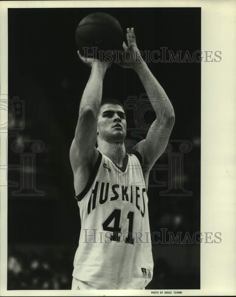 Press Photo University of Washington Basketball Player Phil Zevenberger Shoots- Historic Images