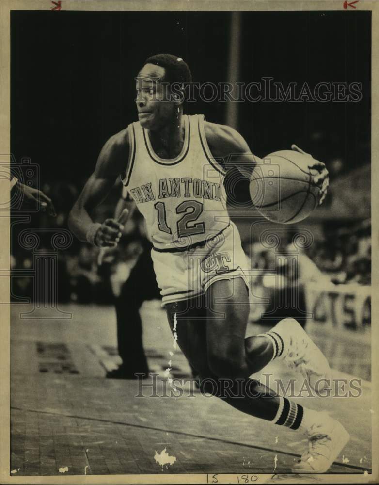 1981 Press Photo University of Texas San Antonio Basketball, Robert Wallace- Historic Images