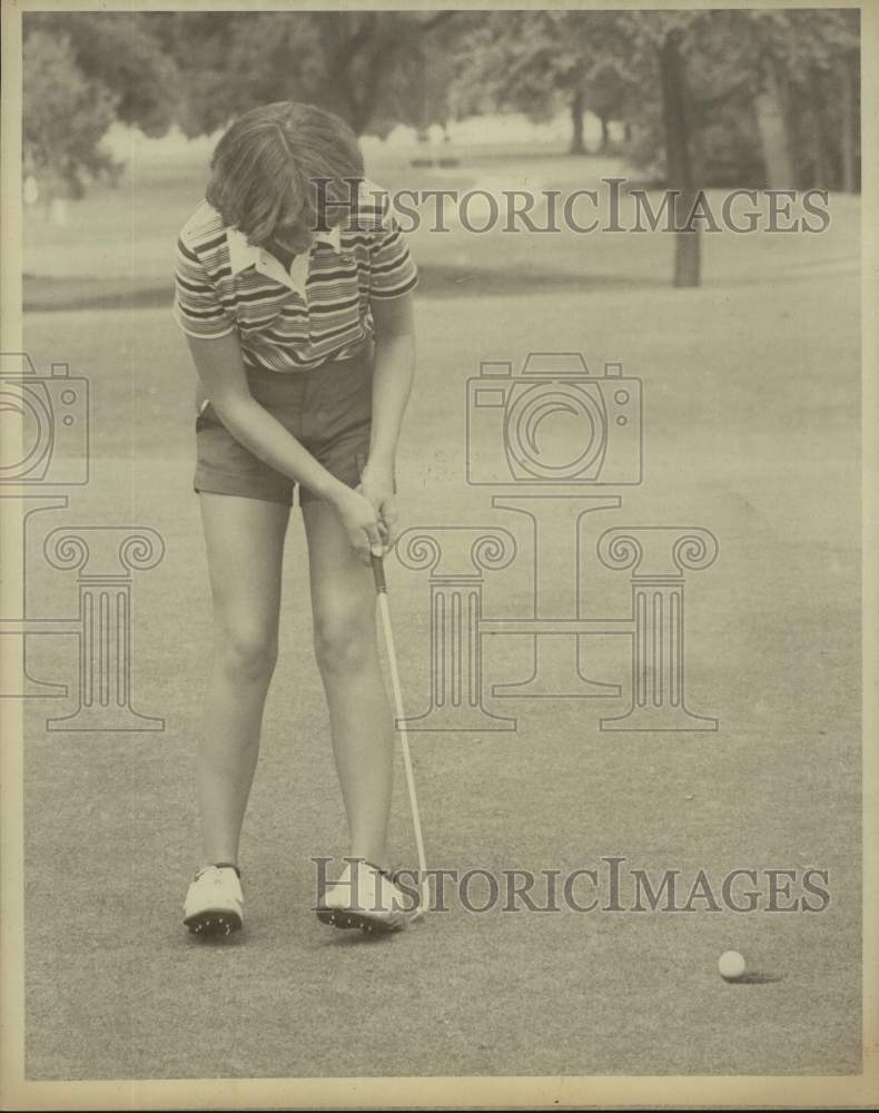 Press Photo Golfer Susan Yantis Sinks a Putt - sas19991- Historic Images