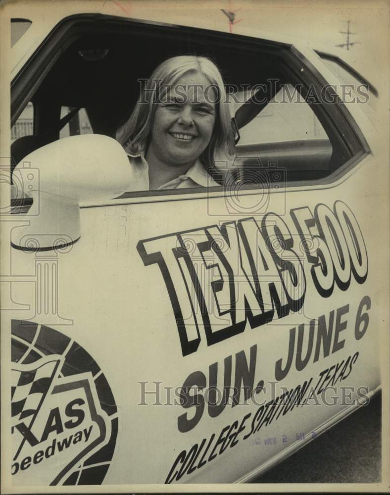 1975 Press Photo Race Car Driver Martha Wideman Sits In Texas 500 Car- Historic Images