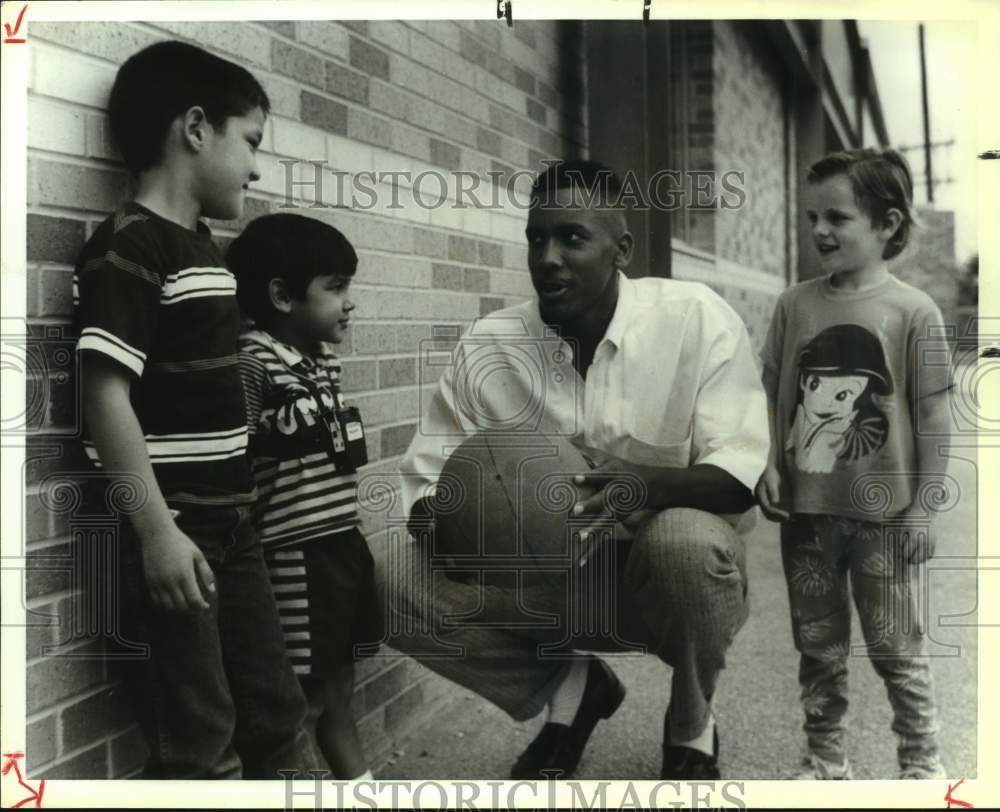 Press Photo University of Texas San Antonio's Rob Wallace Talks to Students- Historic Images