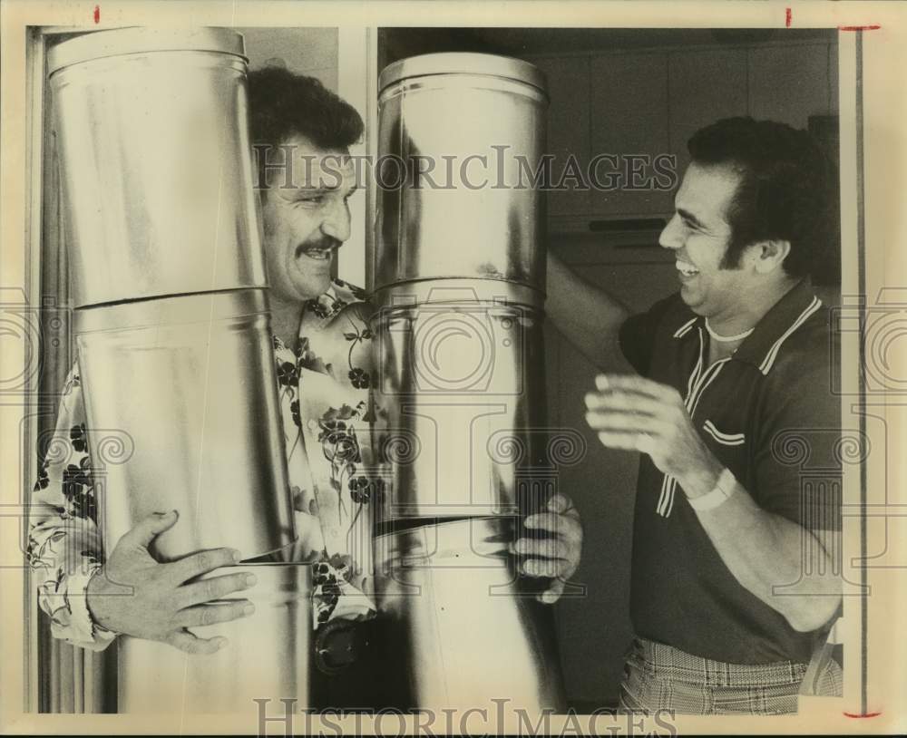 1975 Press Photo Professional Football Player Lonnie Warwick & Other With Cans- Historic Images