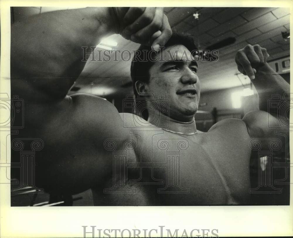 1984 Press Photo Bodybuilder Jimmy Reyna Flexes at John&#39;s Gym - sas20043- Historic Images