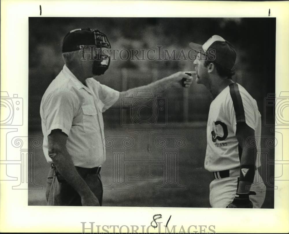 1986 Press Photo Baseball Umpire Points Finger at Dallas Texans Player In Game- Historic Images