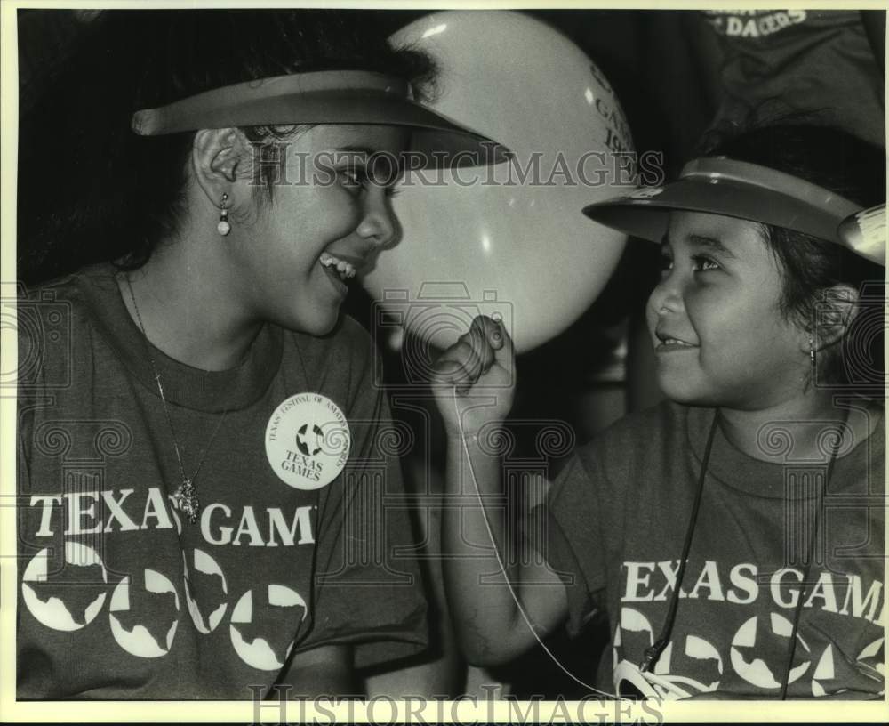 1986 Press Photo Johanna Denis & Dymphna Arispe at Texas Games Opening Ceremony- Historic Images