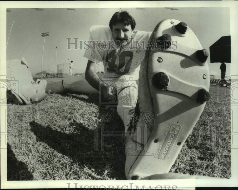 1983 Press Photo Oakland Invaders Football Hopeful Tom Maher Stretches at Camp- Historic Images