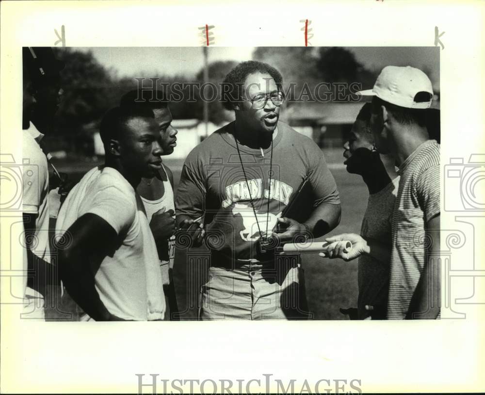 1990 Press Photo Jay High School Track Coach Russell Tatum &amp; Team at Practice- Historic Images