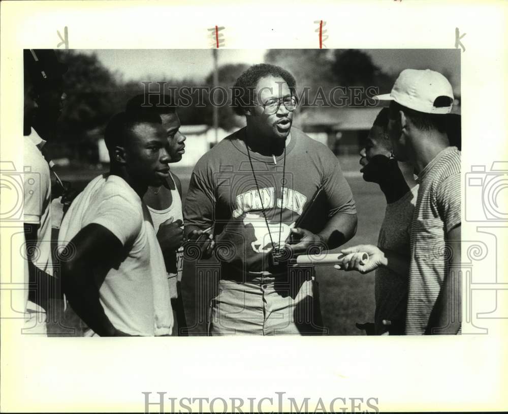 1990 Press Photo Jay High School Track Coach Russell Tatum & Team at Practice- Historic Images