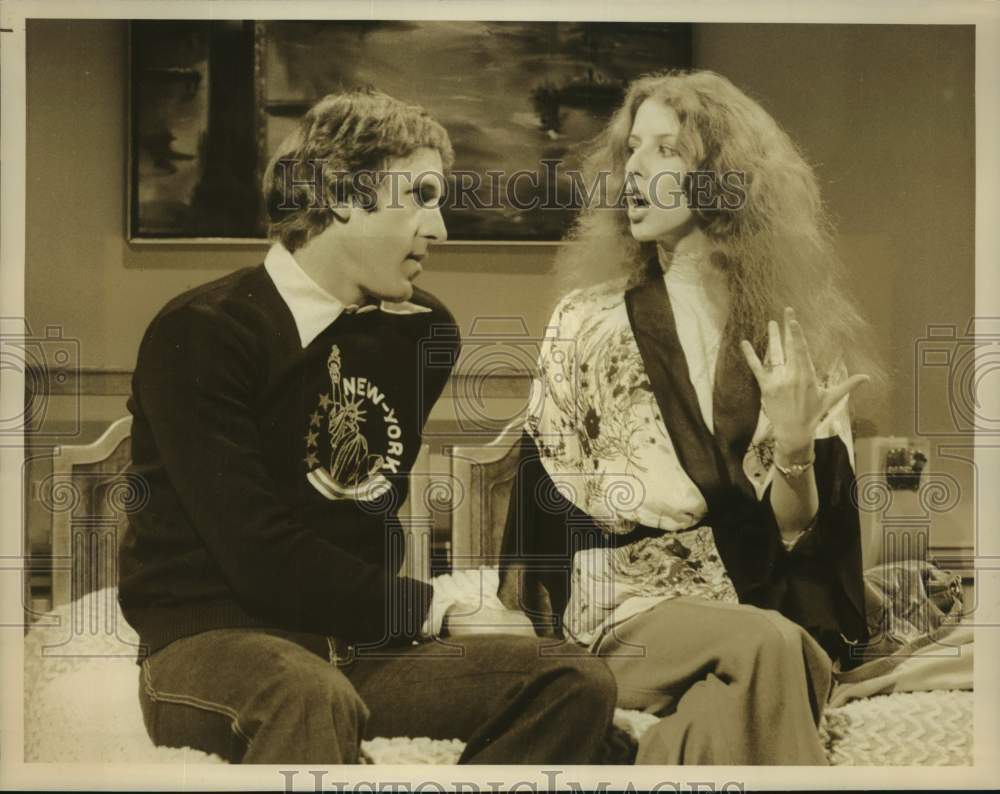 1977 Press Photo Saturday Night Live Host Fran Tarkenton & Laraine Newman On Set- Historic Images