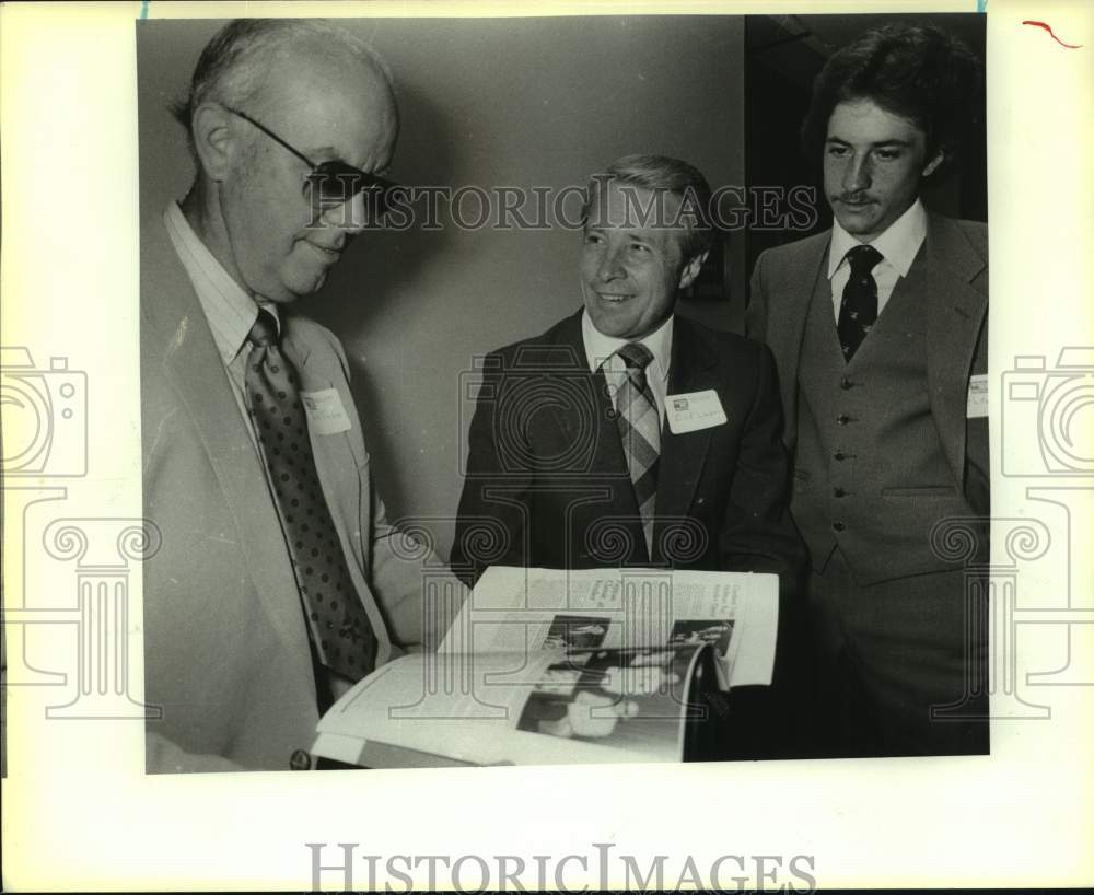 1984 Press Photo Bowlers Dick &amp; Pete Weber &amp; Director Bud Fisher at Four Seasons- Historic Images