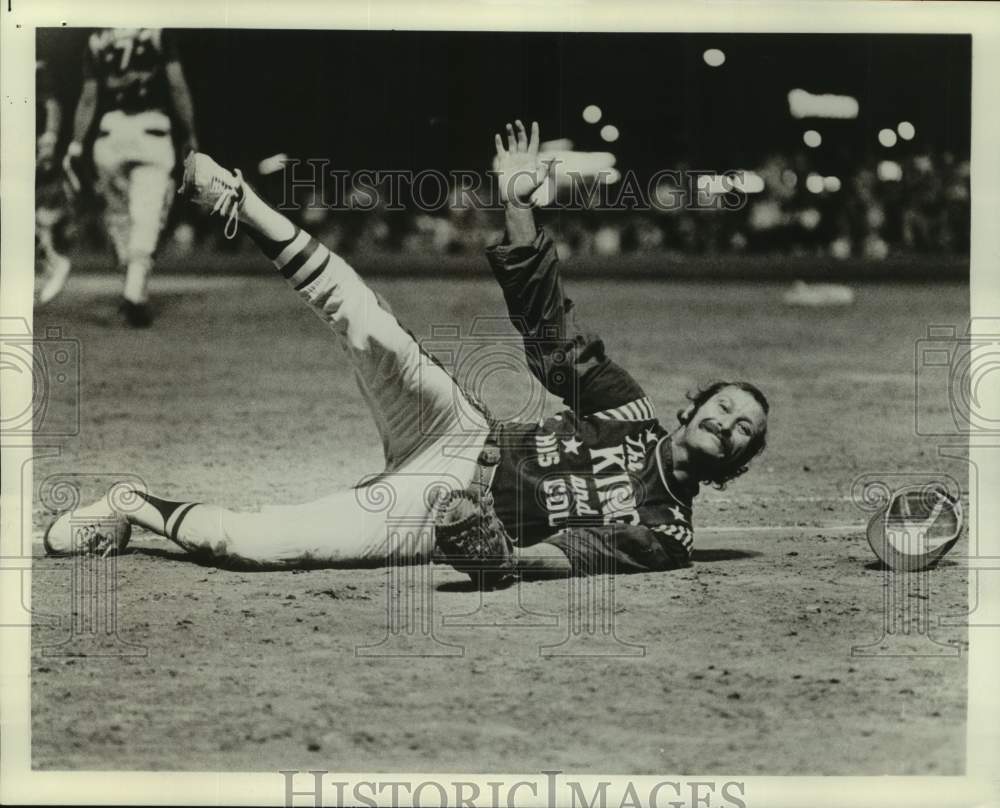 Press Photo King &amp; His Court Pro Softball Player Gary West On Ground Smiling- Historic Images