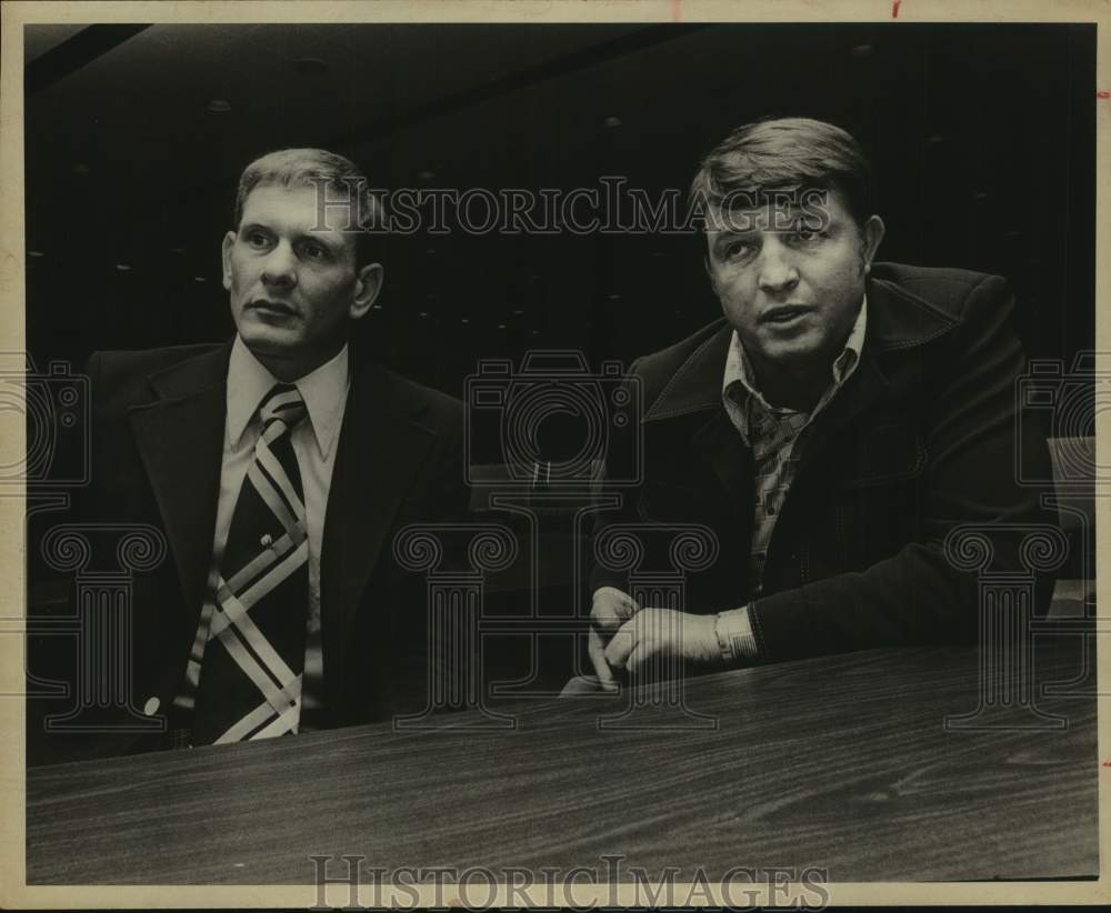 1977 Press Photo Baylor University Football Grant Teaff Wtih Man at Table- Historic Images