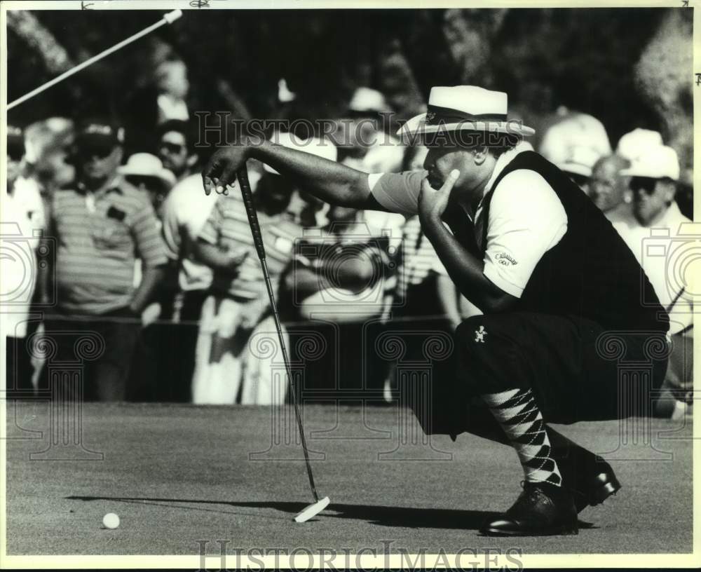 1993 Press Photo Golfer Jim Dent Putts During Shootout, Dominion Tournament- Historic Images