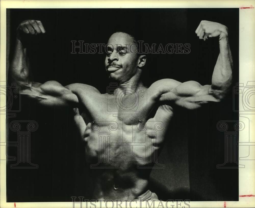 1983 Press Photo Bodybuilder Robert Stampas Flexes at Military Championship- Historic Images