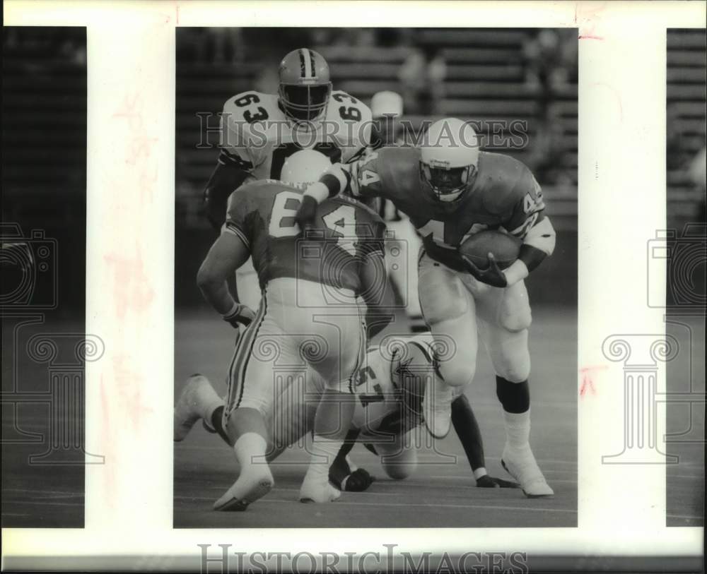 1990 Press Photo Football Player #44 Lorenzo White Breaks a Tackle During Game- Historic Images