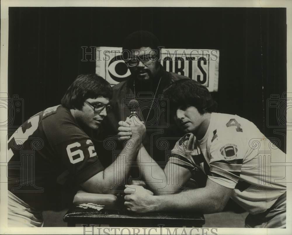 Press Photo NFL Armwrestling Championship Competitors Locking Hands & CBS Host- Historic Images