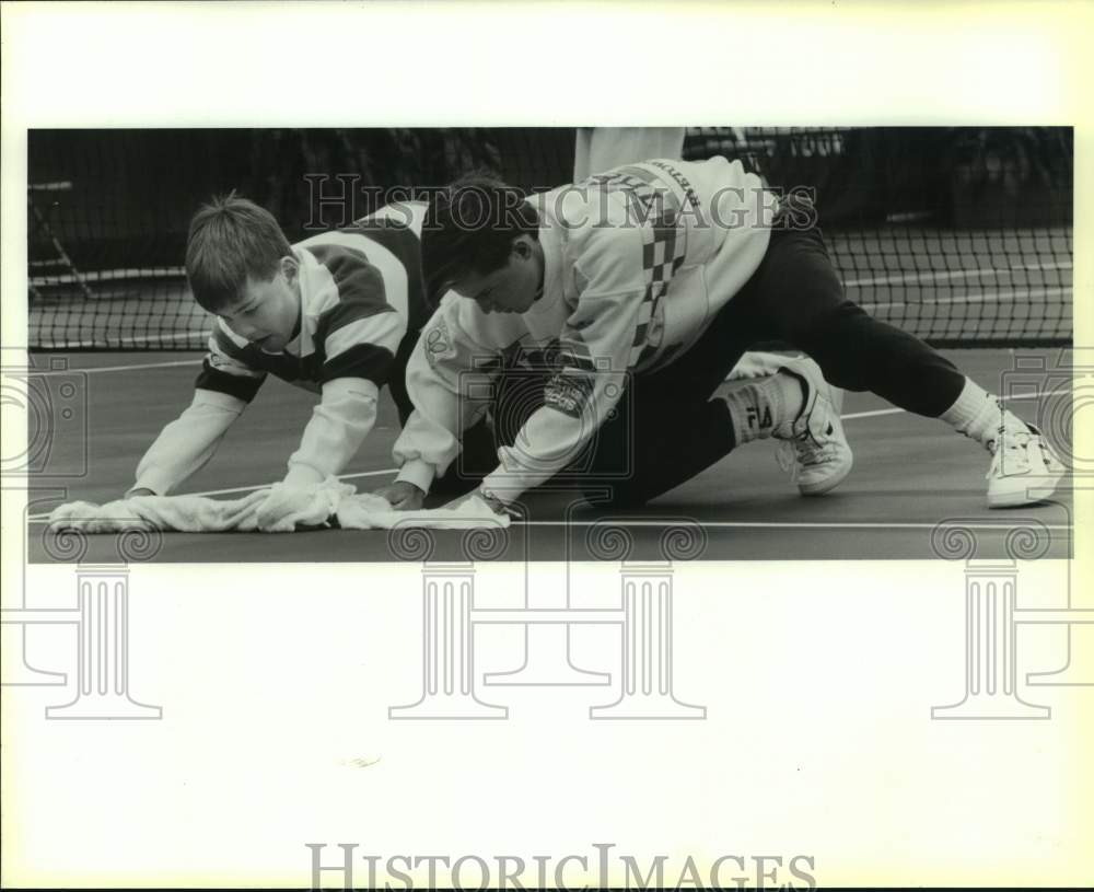 1990 Press Photo Ballboys Towel Dry Tennis Court Women&#39;s, Hardcourt Championship- Historic Images