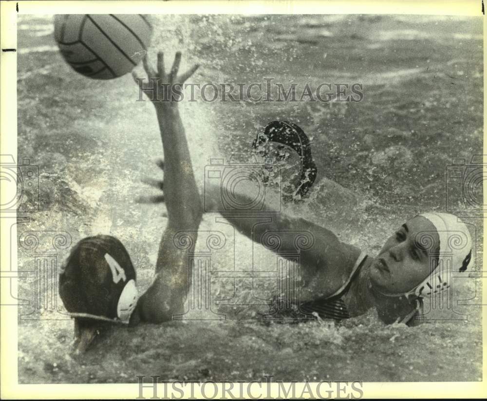 1985 Press Photo High School Water Polo Player Christina Robbins Blocks Ball- Historic Images