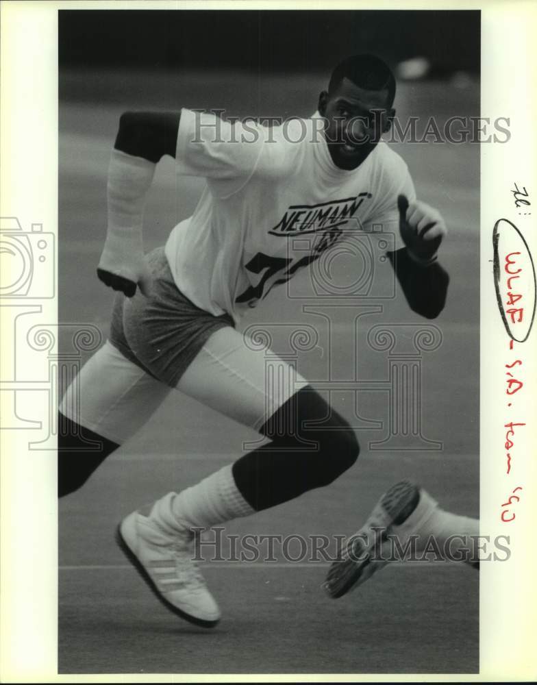 1990 Press Photo New Football League Hopeful Runs Drill at San Antonio Tryout- Historic Images