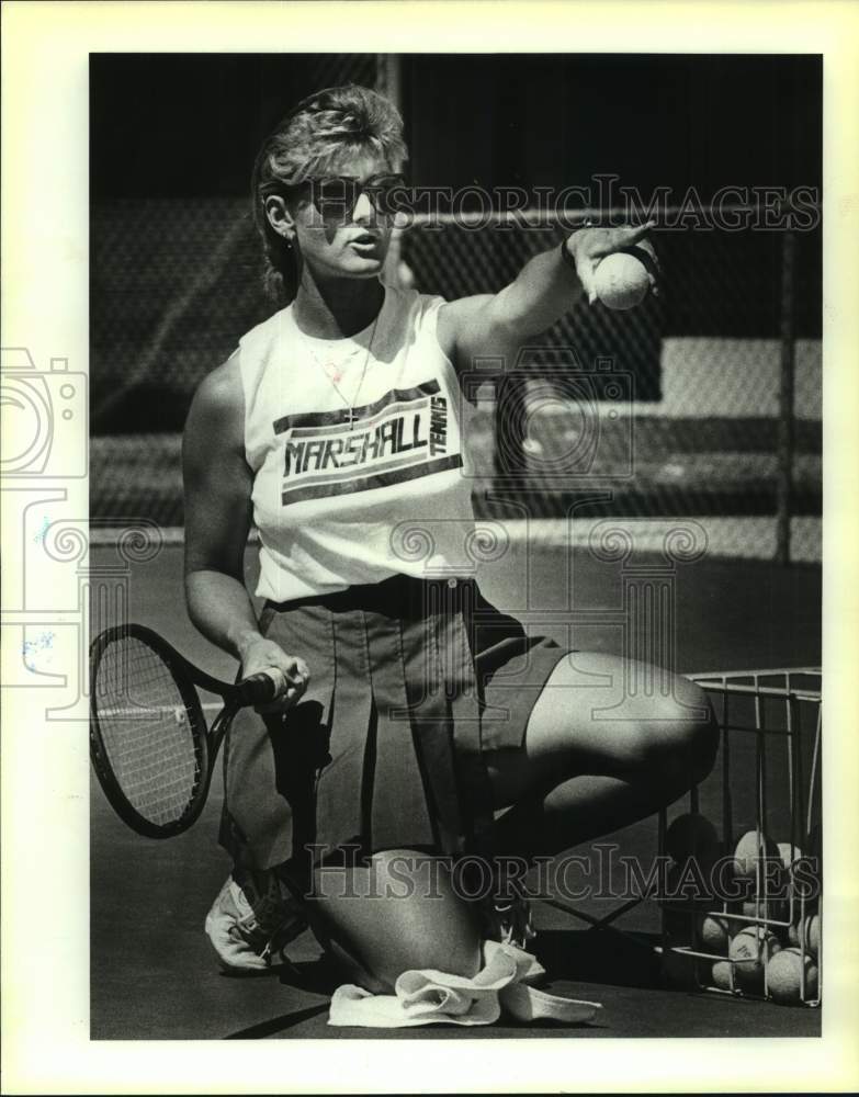 1988 Press Photo Marshall Tennis Coach Lisa Wheeler Directs Practice - sas20340- Historic Images