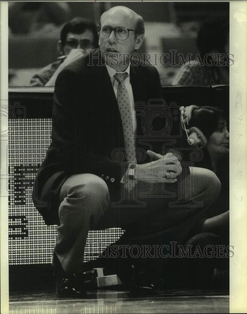 1986 Press Photo San Antonio Spurs Basketball Coach Bob Weiss Watches Game- Historic Images