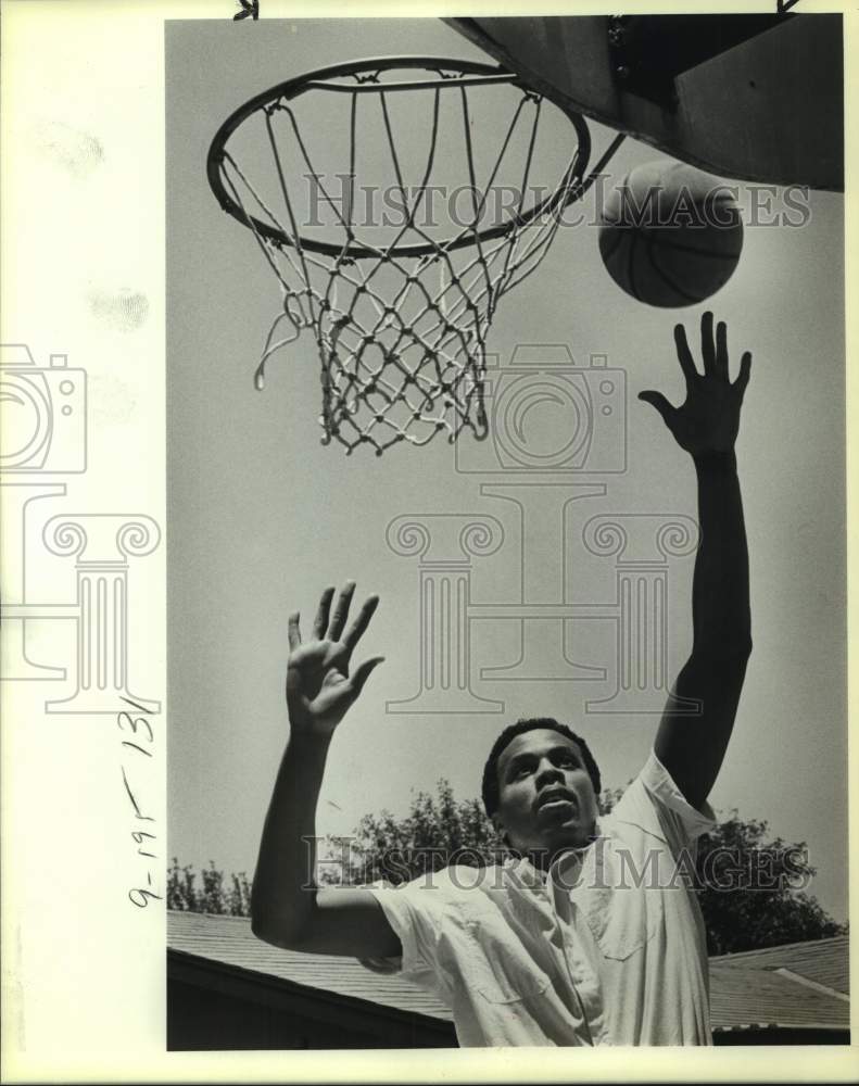 1984 Press Photo British Olympic Team Basketball Player Dalton Way Shoots Ball- Historic Images