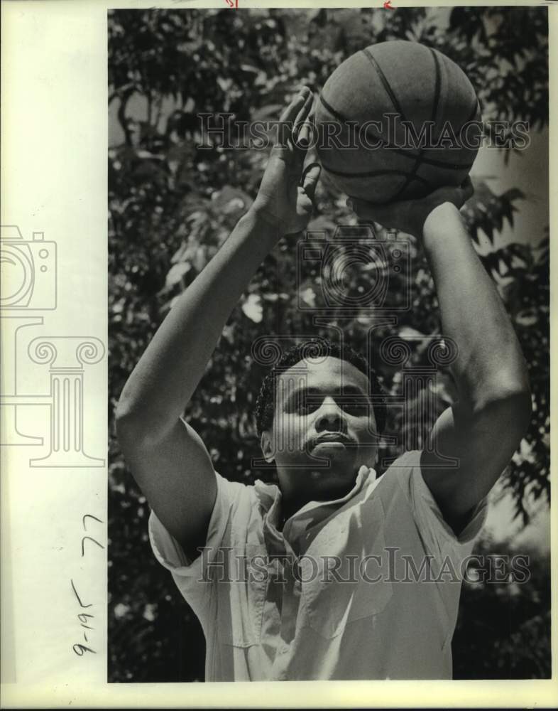 1984 Press Photo British Olympic Basketball Team Player Dalton Way Shoots Ball- Historic Images