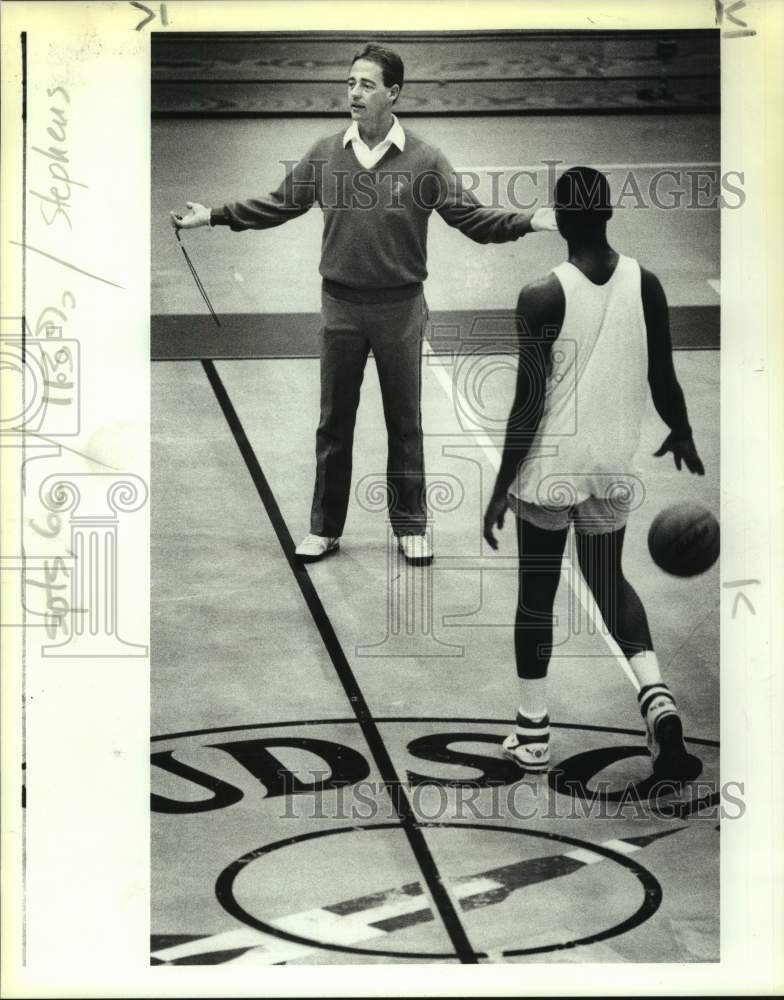 1989 Press Photo Judson High Basketball Coach Jim Stephens Talks at Practice- Historic Images