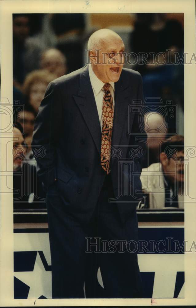 1992 Press Photo San Antonio Spurs Basketball Coach Jerry Tarkanian During Game- Historic Images