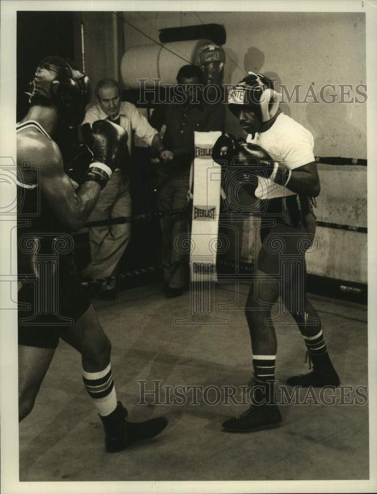 1978 Press Photo Manager & Dad Watch Boxer Harold Weston Jr. Spar With Partner- Historic Images