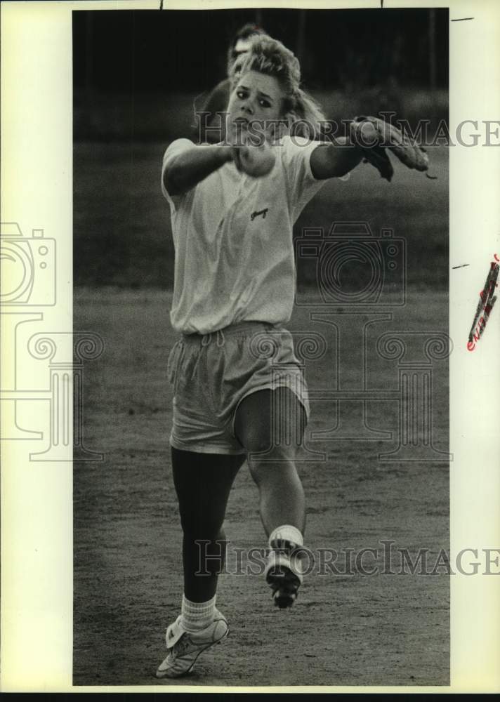 1986 Press Photo Softball Player Patty Taylor Winds Up For a Pitch at Tournament- Historic Images