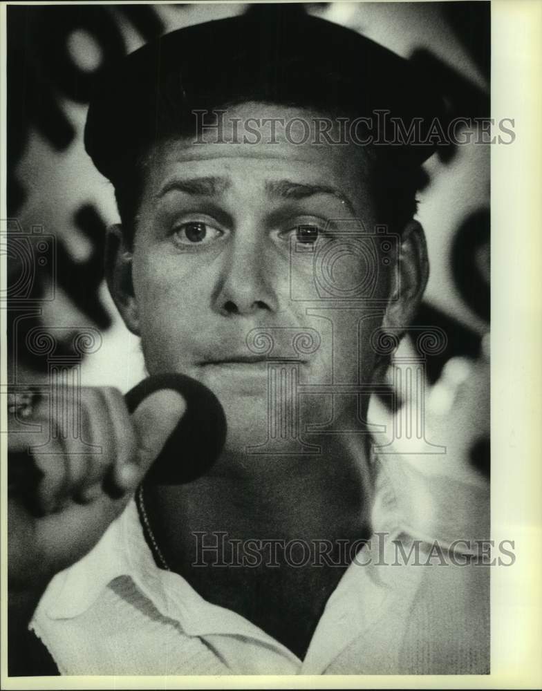 1986 Press Photo Golfer Payne Stewart Talks to Reporters at Vantage Tournament- Historic Images