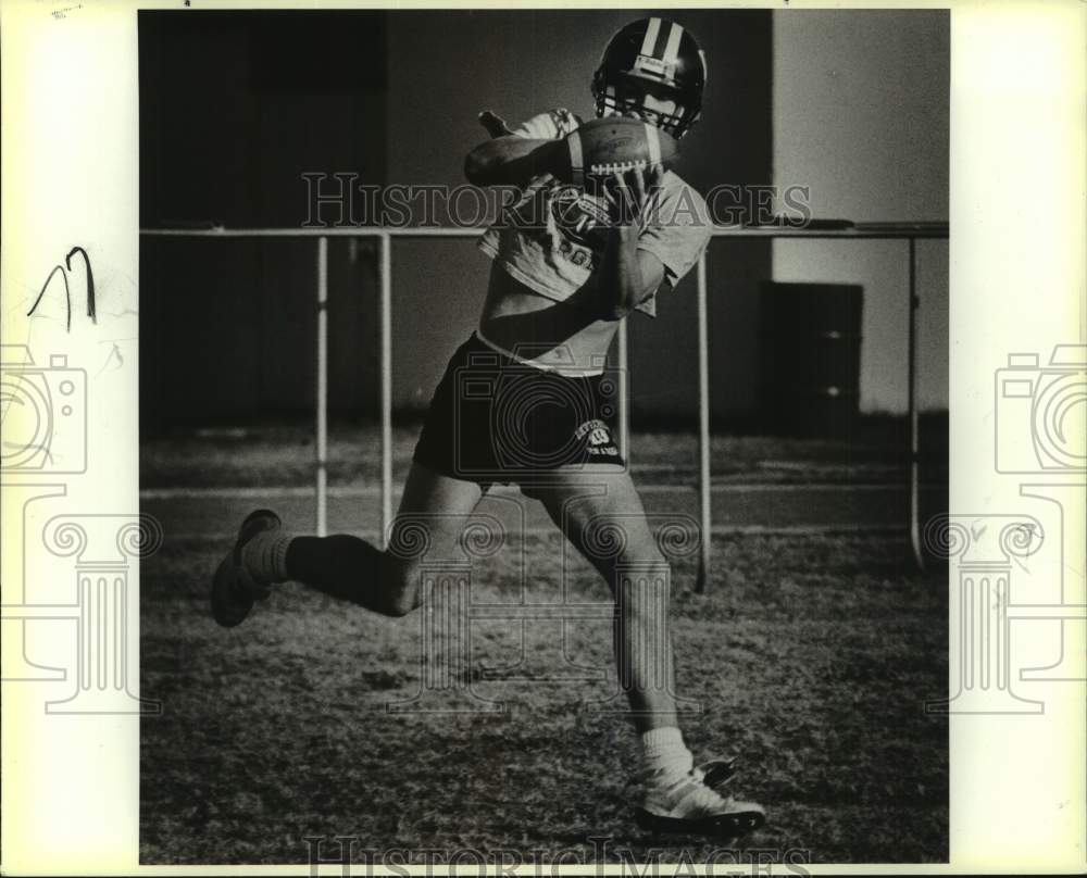 1987 Press Photo Churchill High Football Player Scott Briedan Catches Pass- Historic Images