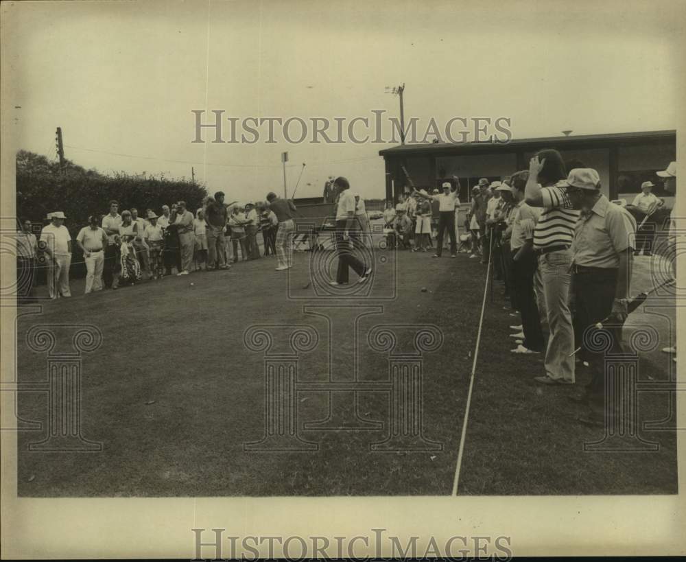 Press Photo Unidentified Golfers Prepare to Tee Off While Spectators Watch- Historic Images