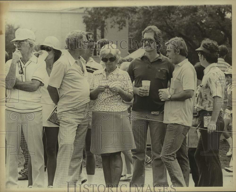Press Photo Golf Spectators Stand Behind Rope - sas20519- Historic Images