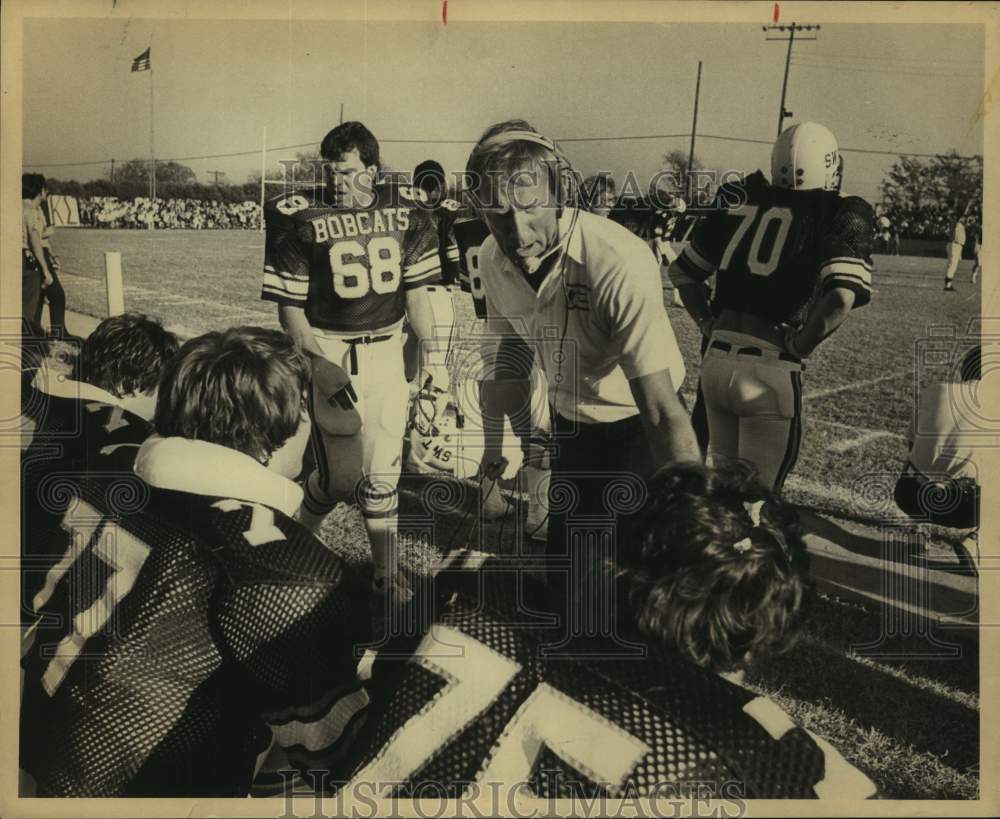 1980 Press Photo Football Coach Jim Wacker on Sideline at Game with Players- Historic Images