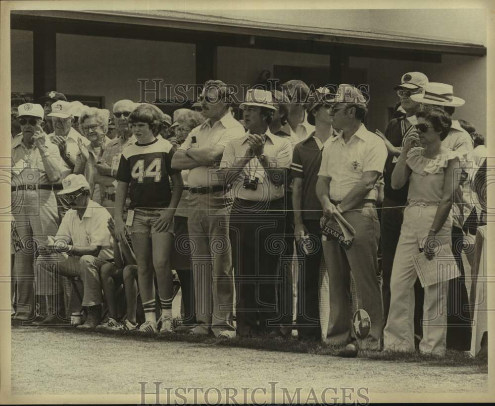 Press Photo Golf Spectators Watch Behind Rope on Course - sas20561- Historic Images