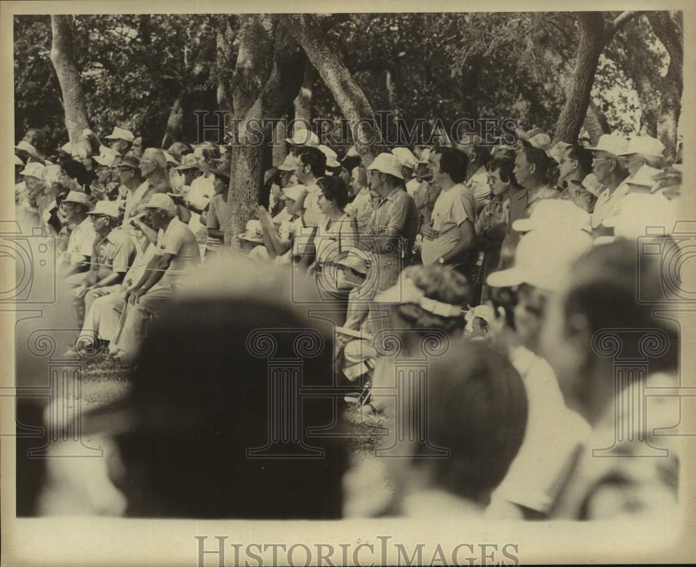 Press Photo Golf Spectators Watch Behind Rope on Course Under Trees - sas20562- Historic Images