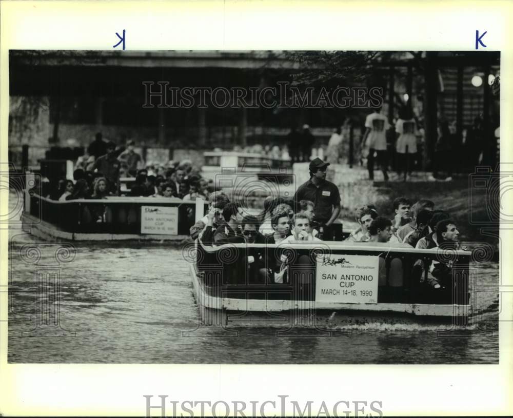 1990 Press Photo San Antonio Cup Pentathlon Athletes & Officials Ride on River- Historic Images