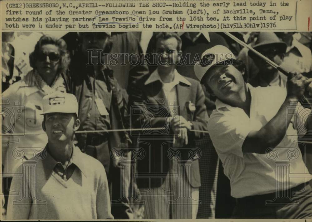 1976 Press Photo Golfers Lou Graham &amp; Lee Trevino Watch Shot at Greensboro Open- Historic Images