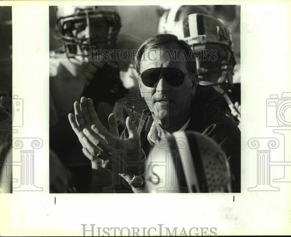 1990 Press Photo Marshall High Football Coach David Visentine Gives Pep Talk- Historic Images