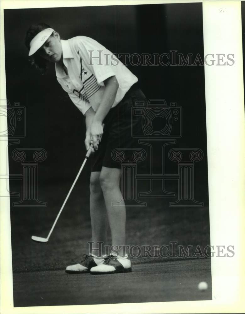 1991 Press Photo Roosevelt High Golfer Wendy Ward Putts at Brackenridge Course- Historic Images