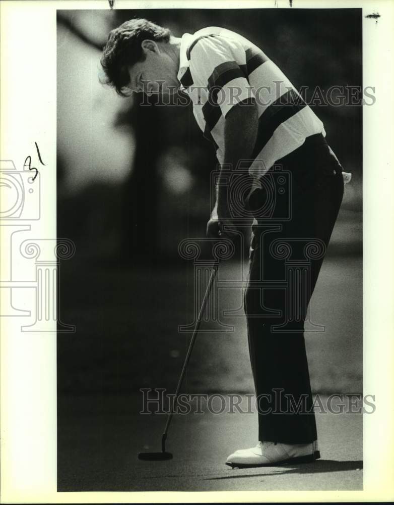 1988 Press Photo Golfer Tom Watson Putts at Pro-Am Tournament - sas20662- Historic Images