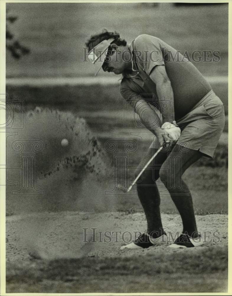 1985 Press Photo Golfer Mike Wysong Hits Out of Sand Trap on 3rd Hole- Historic Images