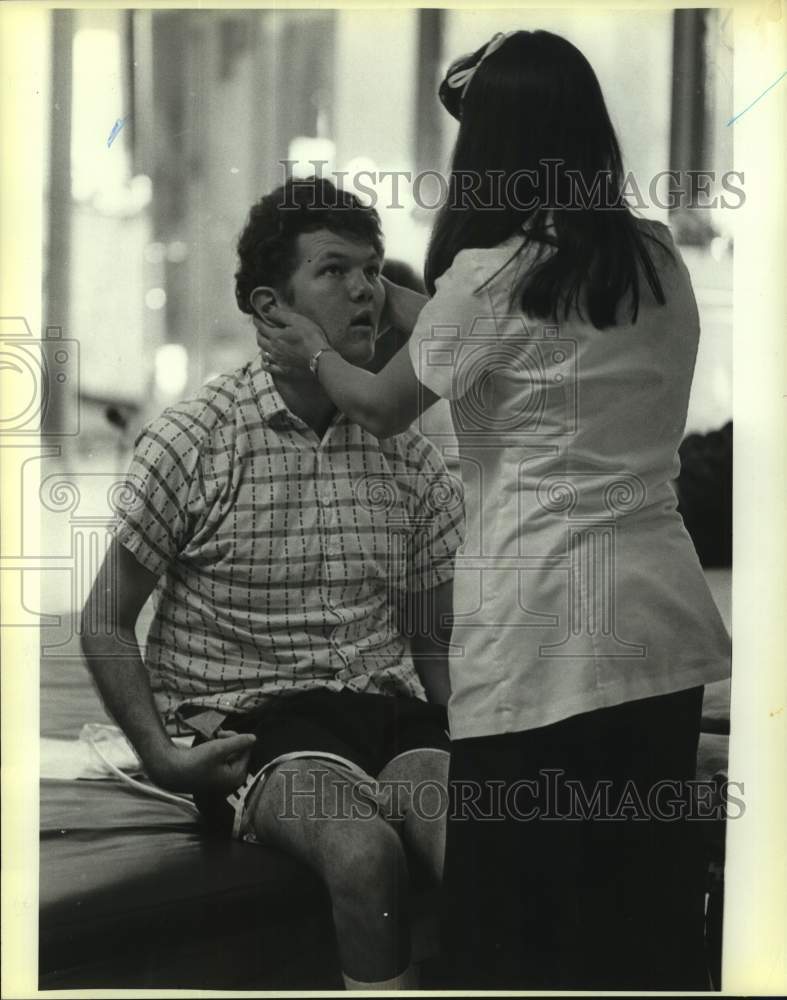 1988 Press Photo Therapist Examines Injured Boxer at Audie Murphy Hospital- Historic Images