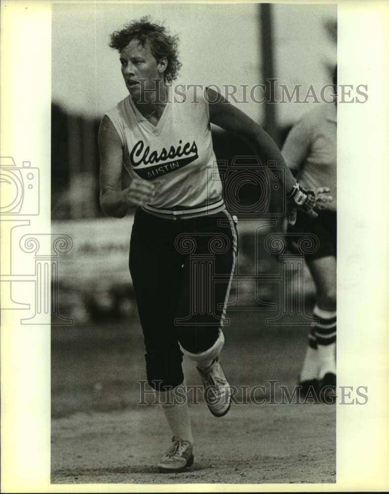1986 Press Photo Austin Classics Softball Player Barbie Wilson Runs to 3rd Base- Historic Images