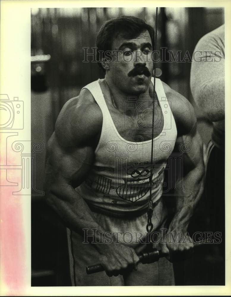 1983 Press Photo Bodybuilder Ali Malla Lifts Weights at Olympic Fitness Center- Historic Images