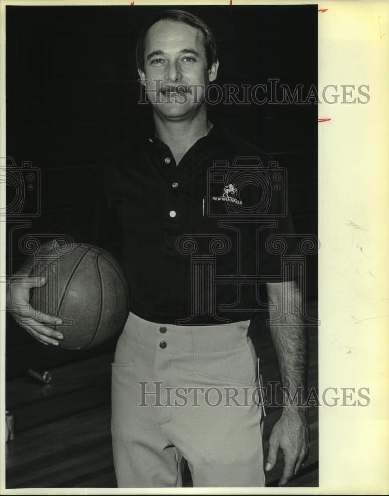 1986 Press Photo New Braunfels High Basketball Coach Cliff Wilkins With Ball- Historic Images